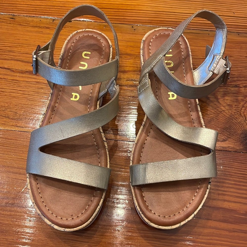 Unisa. Size 6.5.